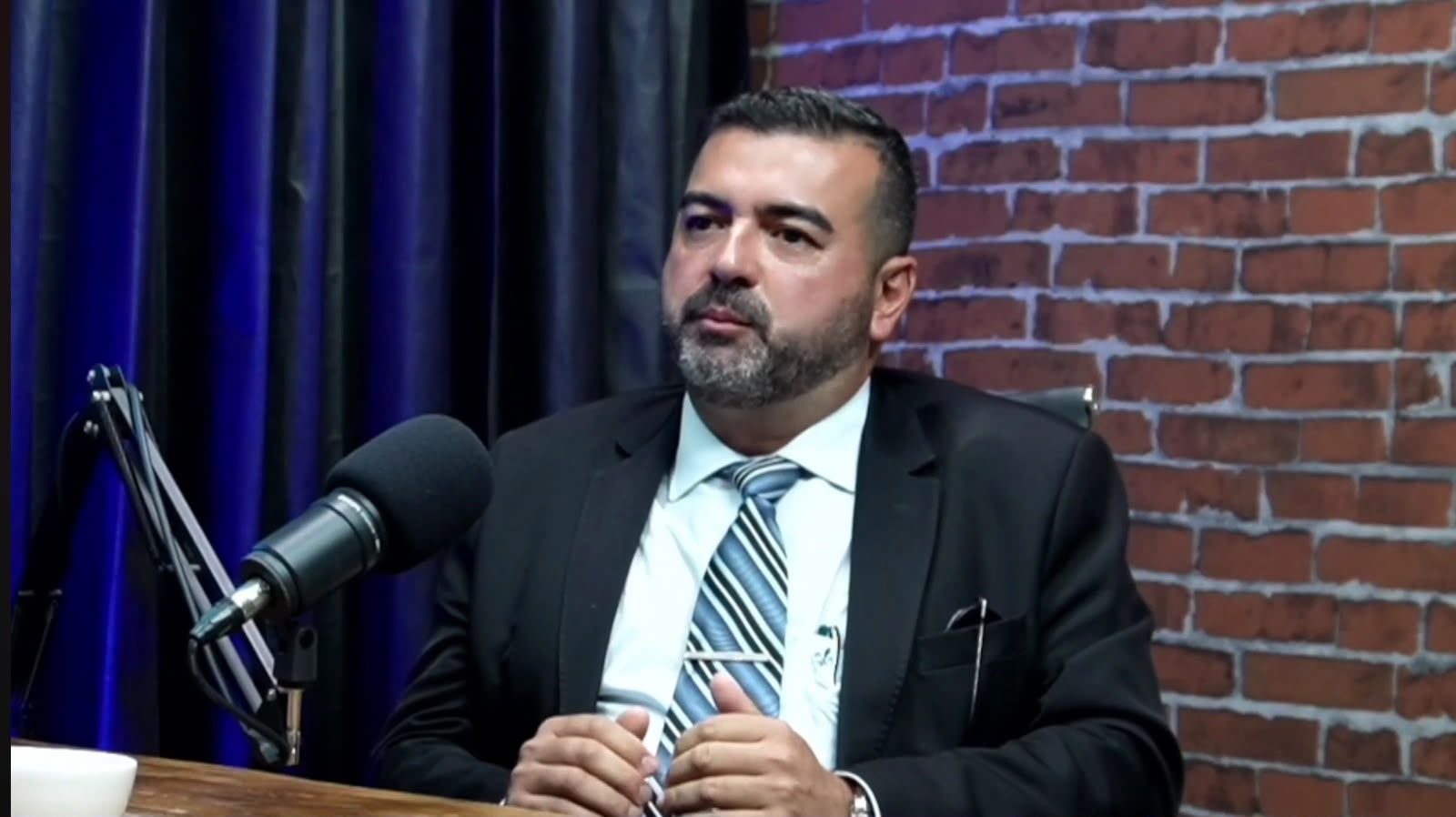 Dr. William Valvasori participando de podcast jurídico